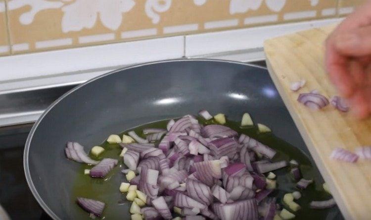 Запържете лука с чесъна в зехтина.