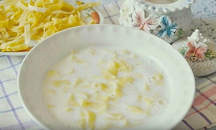 лека млечна супа с юфка е готова.