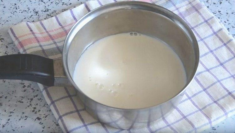 Изсипете мляко и вода в тигана.