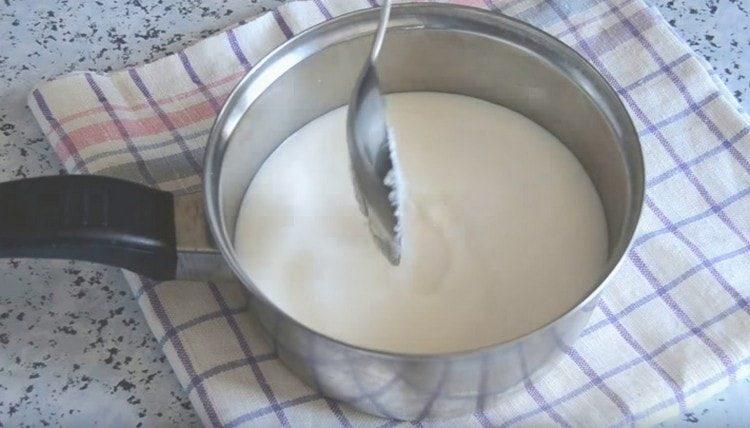 Добавете сол и захар, доведете млякото до кипене.