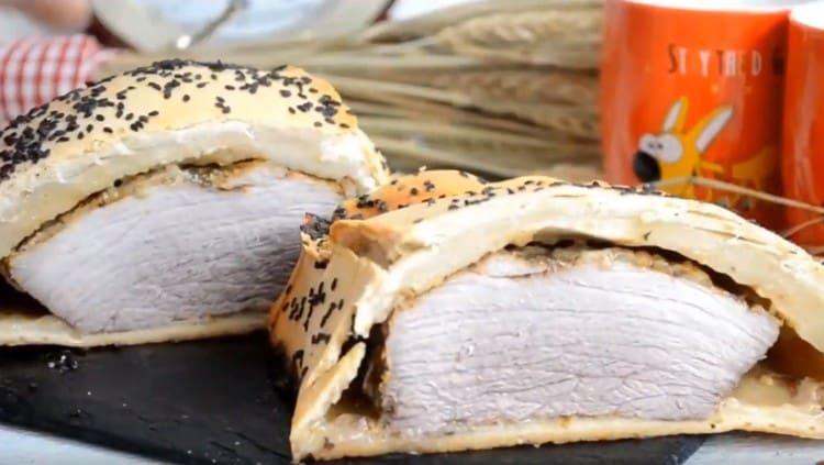 Месото в тестото е много вкусно, дори може да се сервира на празничната трапеза.