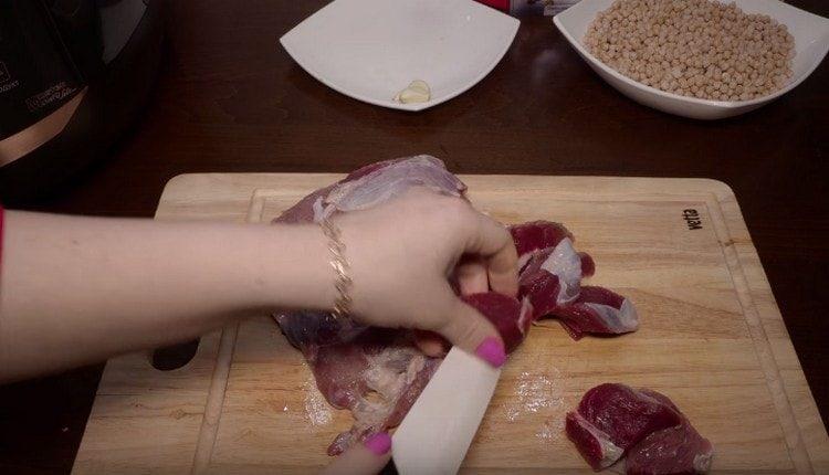 Нарязваме месото на доста големи парчета.