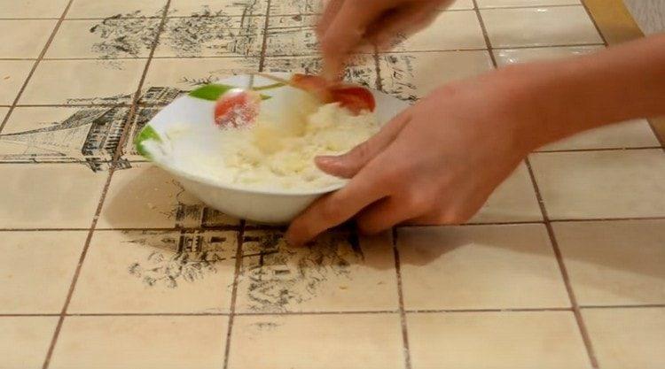смилате съставките с вилица.