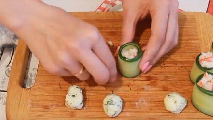 поставете ракови пръчици отгоре на всяко руло.