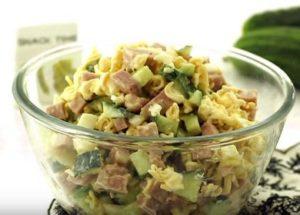 Приготвяме проста и вкусна салата от ролтон според стъпка по стъпка рецепта със снимка.
