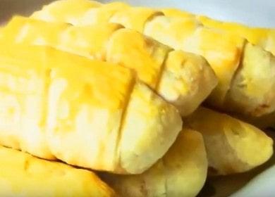 Вкусни колбаси в сладкиши  със сирене
