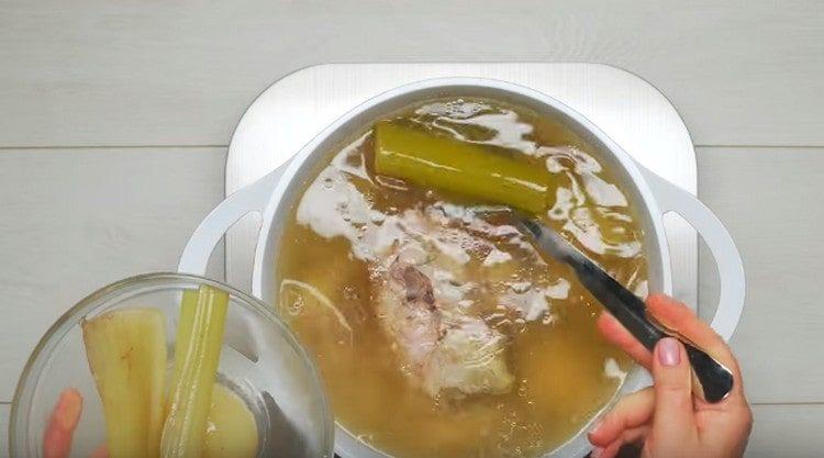 Изваждаме зеленчуци и пилешко месо от бульона.