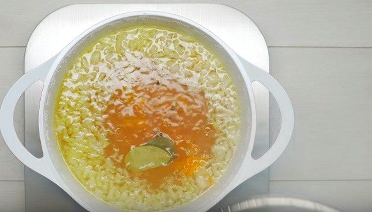 Добавете граха и дафиновите листа към бульона.