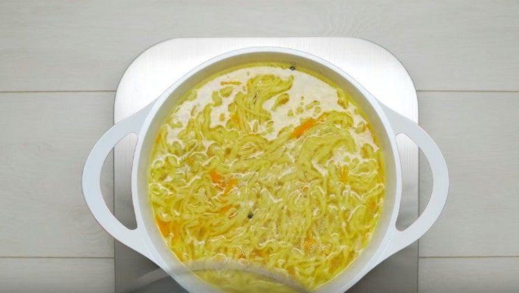 Сол и черен пипер супа на вкус.