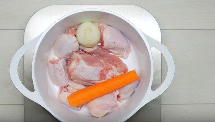 Добавете лука и морковите.