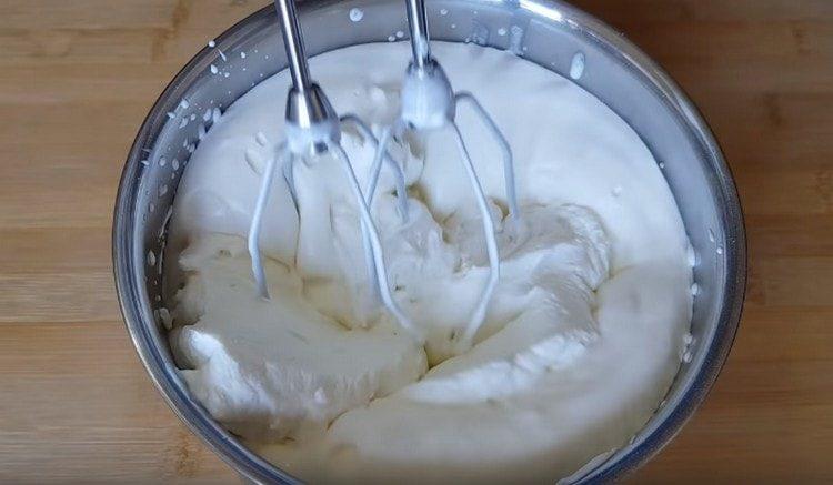 Смесете сметаната с меко извара.