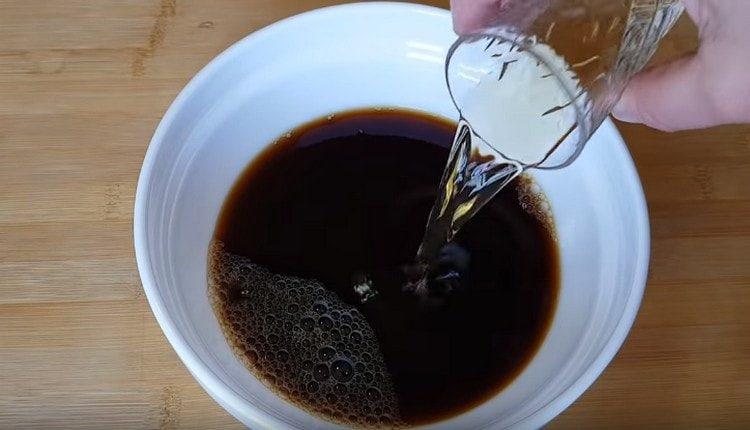 Смесете кафето с коняк.