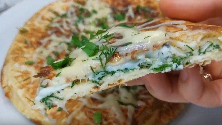 Такива бъркани яйца в лаваша са много вкусни и удовлетворяващи.