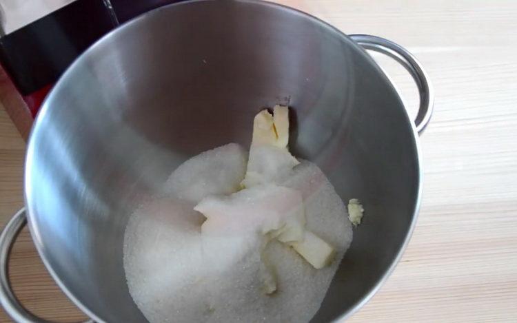 смесете захарта и маслото