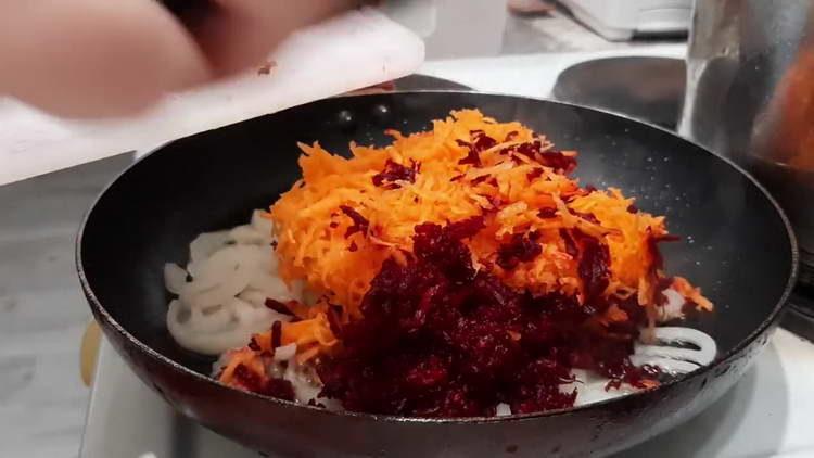 добавете моркови и цвекло в тигана