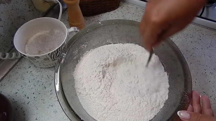пресейте брашното в купа