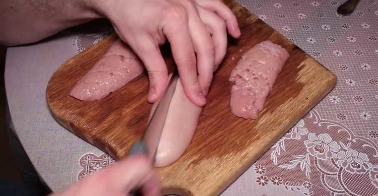 нарежете яйцата заедно