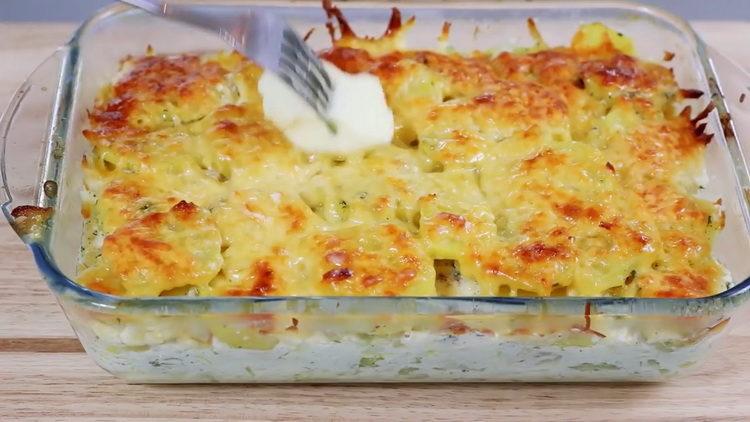 Ароматни картофи със заквасена сметана във фурната