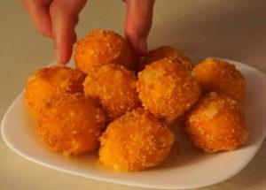 Вкусно ястие от сирене според стъпка по стъпка рецепта със снимка