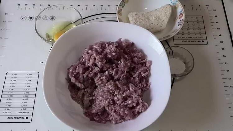 минаваме месо, лук и чесън през месомелачка