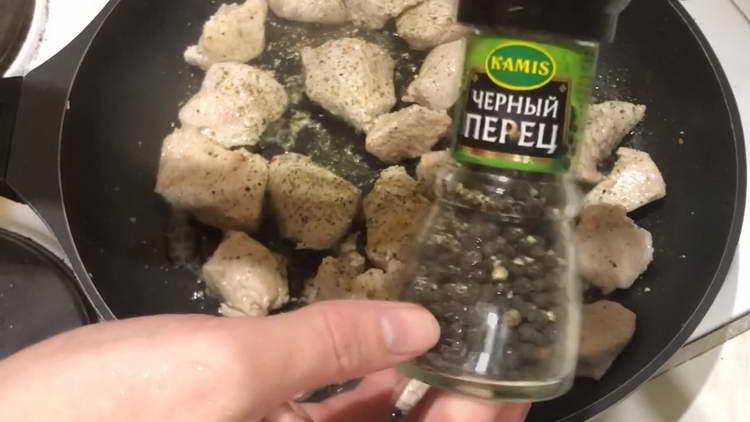 изпратете подправки в тигана