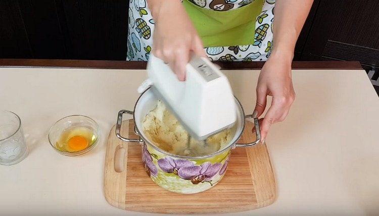 Разбийте картофите с миксер.