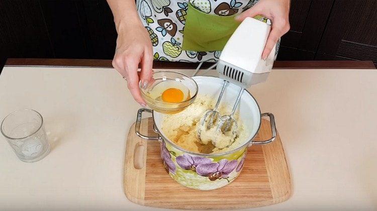 Добавете яйцето в картофената маса.