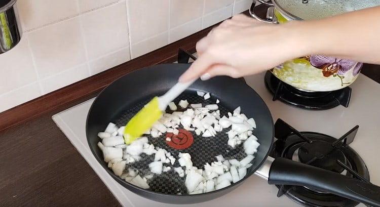 Запържете лука с чесъна в тиган.