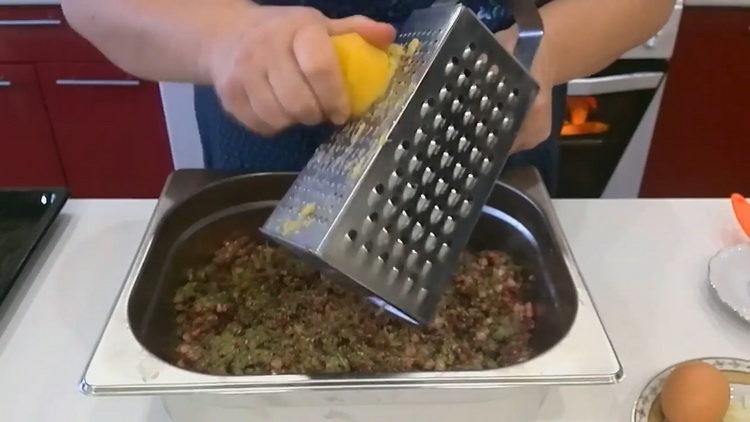 настържете картофи