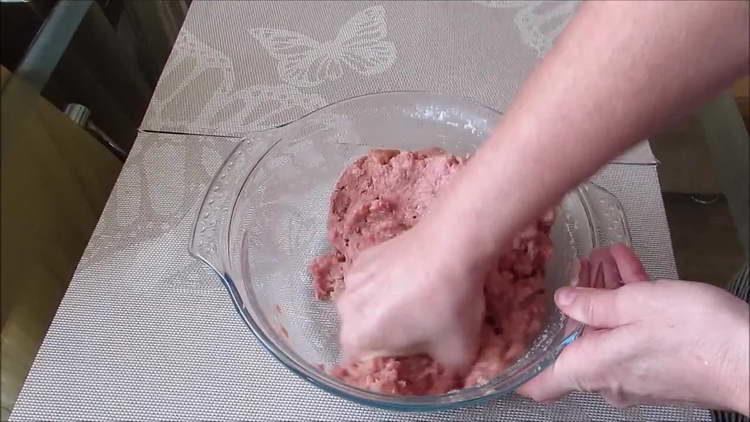 смесете каймата с ръце