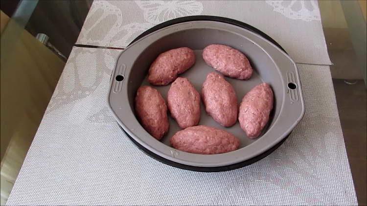поставете котлетите във формата