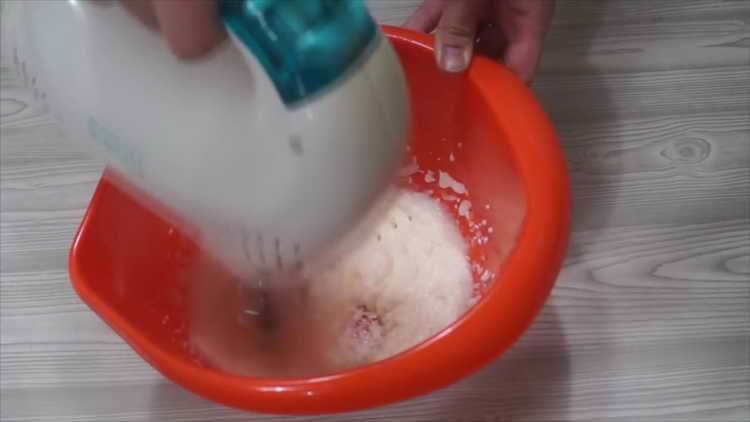 смесете захарта и маслото