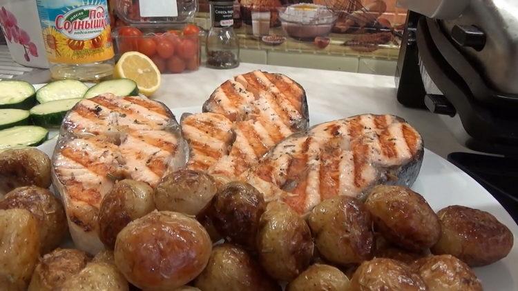 Ароматна и вкусна пържола от сьомга на скара.