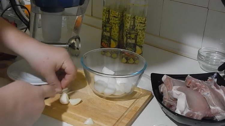 накълцайте чесъна