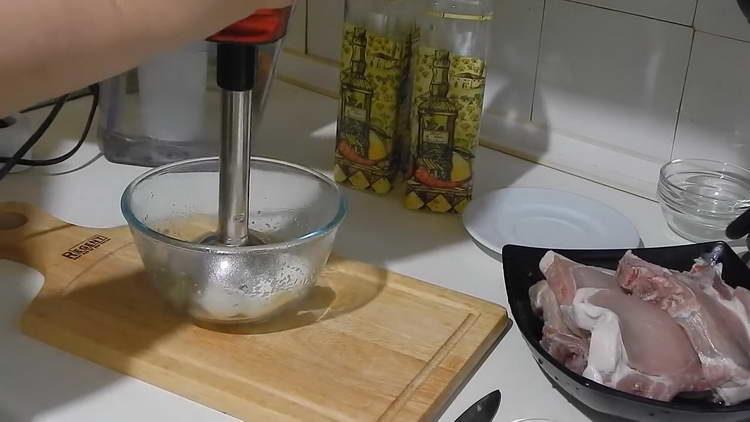 нарязваме лука и чесъна с пасатор
