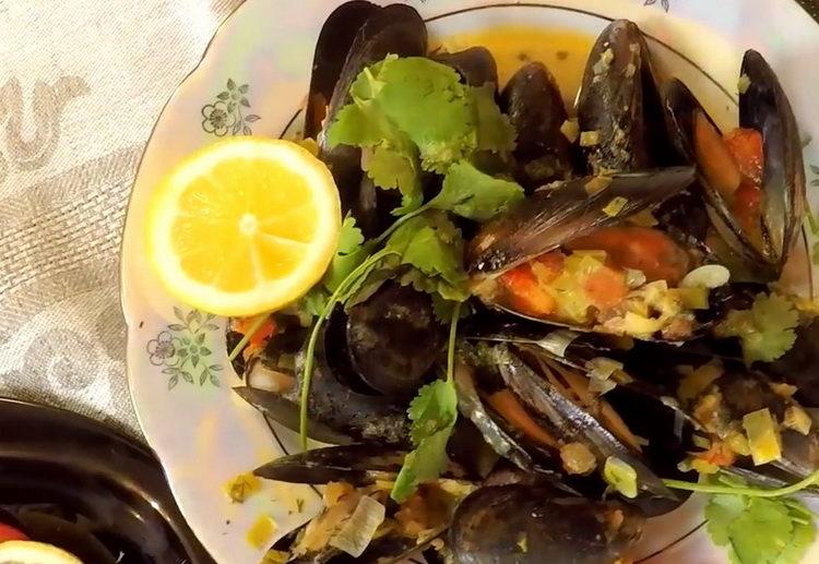 Вкусни миди в кремообразен чеснов сос