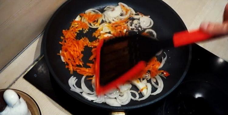 Солете лука и морковите