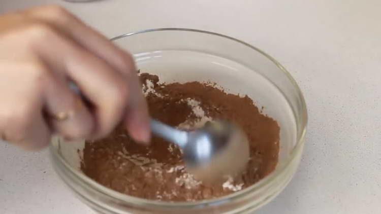 смесете брашното и какаото