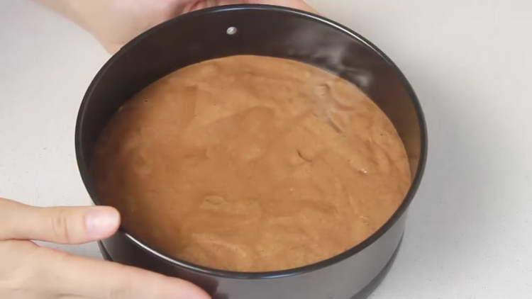 изсипете тестото във формата