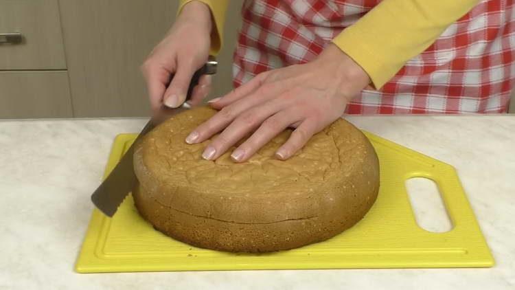 нарязваме бисквитата на торти