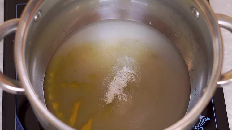 сложете вода със захар на огън