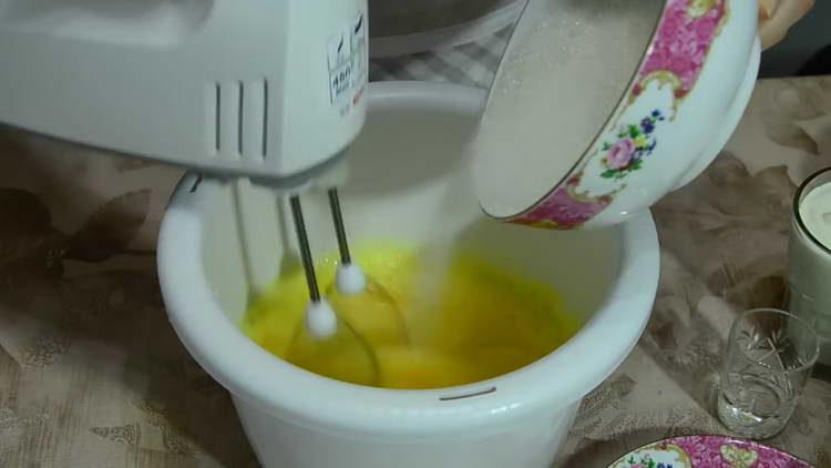 смесете яйцата със захарта