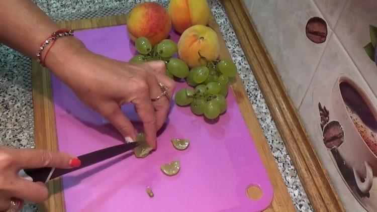 нарежете гроздето