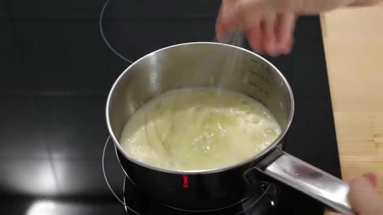 Изсипете мляко в жълтъчна смес