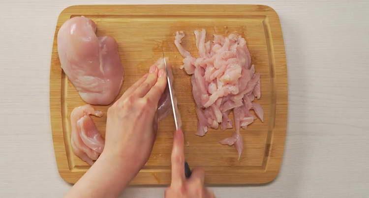 накълцайте пилешките гърди